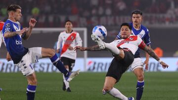 AME1818. BUENOS AIRES (ARGENTINA), 06/07/2022.- Enzo Pérez (d) de River disputa un balón con Luca Orellano de Vélez hoy, en un partido de la Copa Libertadores entre River Plate y Vélez, en el estadio Monumental en Buenos Aires (Argentina). EFE/ Juan Ignacio Roncoroni
