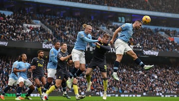 Soccer Football - Premier League - Manchester City v Everton - Etihad Stadium, Manchester, Britain - December 26, 2024 Manchester City's Erling Haaland and Manchester City's Mateo Kovacic in action with Everton's Jarrad Branthwaite REUTERS/Phil Noble EDITORIAL USE ONLY. NO USE WITH UNAUTHORIZED AUDIO, VIDEO, DATA, FIXTURE LISTS, CLUB/LEAGUE LOGOS OR 'LIVE' SERVICES. ONLINE IN-MATCH USE LIMITED TO 120 IMAGES, NO VIDEO EMULATION. NO USE IN BETTING, GAMES OR SINGLE CLUB/LEAGUE/PLAYER PUBLICATIONS. PLEASE CONTACT YOUR ACCOUNT REPRESENTATIVE FOR FURTHER DETAILS..