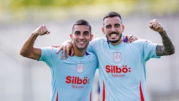 LAS ROZAS (MADRID), 03/09/2024.- Los jugadores de la selección española de fútbol Ferrán Torres y Joselu (dcha), durante el entrenamiento realizado este martes en la Ciudad del Fútbol, preparatorio para los partidos de la Liga de las Naciones ante Serbia y Suiza. EFE/Pablo García/RFEF - SOLO USO EDITORIAL, SOLO DISPONIBLE PARA ILUSTRAR LA NOTICIA QUE ACOMPAÑA (CRÉDITO OBLIGATORIO)