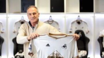 Francesco Guidolin posa con una camiseta del Swansea City