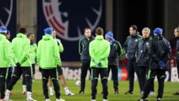 21 DE FEBRERO DE 2011. Ancelotti da la charla técnica a la plantilla del Chelsea el día antes del encuentro en el Parken Stadium.