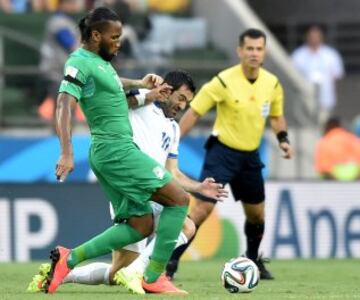 Didier Drogba y Giorgos Karagounis 