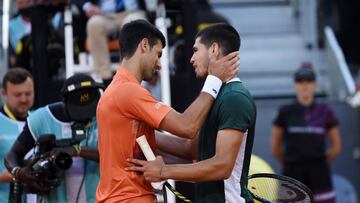 Novak Djokovic saluda a Carlos Alcaraz.