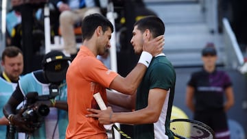 Novak Djokovic saluda a Carlos Alcaraz.