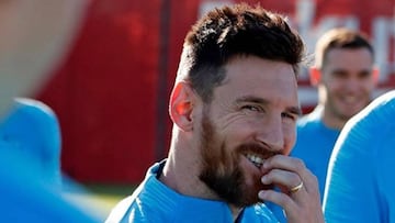 Leo Messi sonriendo durante un entrenamiento con el FC Barcelona.