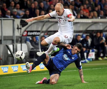 Steven Zuber del 1899 Hoffenheim derriba a Arjen Robben de Bayern Munich durante el partido de Bundesliga entre TSG 1899 Hoffenheim y Bayern Muenchen en Wirsol Rhein-Neckar-Arena