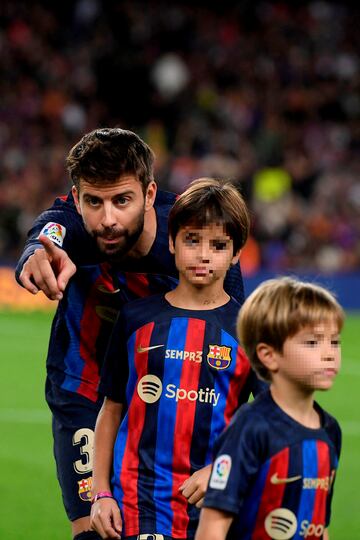 Los hijos de Piqué posaron con el equipo antes del partido.