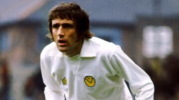 Legendario defensa del fútbol inglés, militó durante 540 partidas en las filas del Leeds United. 28 veces internacional con Inglaterra, incluido el histórico Mundial de 1966, única estrella de la selección inglesa. Era conocido por sus famosas entradas, las cuales le valieron el apodo de ‘Bites Yerma Legs’ (‘Muerde piernas’). Falleció a los 76 años el pasado 17 de abril.