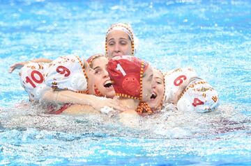 El equipo español celebra la medalla de oro. 