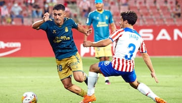 Ale Moleiro, de la UD Las Palmas, ante Jairo, del Girona.