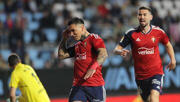 VIGO, 05/11/2022.- El delantero argentino de Osasuna "Chimy" Ávila (c) celebra tras marcar el 0-1 durante el partido correspondiente a la decimotercera jornada de LaLiga entre el Real Celta de Vigo y el Club Atlético Osasuna disputado este sábado en el estadio de Balaídos, en Vigo. EFE/ Salvador Sas
