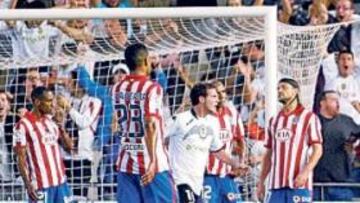 <b>DESOLADOS. </b>La defensa del Atlético lamentaba un nuevo error defensivo que significó el gol de Pablo Hernández, que lo celebró con Silva.