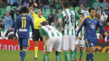 Momento en el que el colegiado Sánchez Martínez amonesta con roja a Petros.
