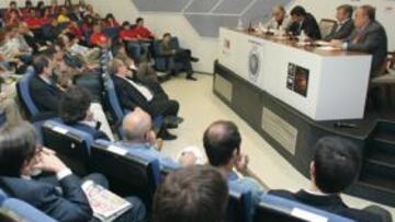 <b>EXPECTACIÓN. </b>Las intervenciones de Javier Guillén y Eusebio Unzué generaron interés y expectación en el Foro Pedro Ferrándiz-AS, en Alcobendas.