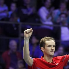 Medvedev domina a Coric para sumar su tercer título del año