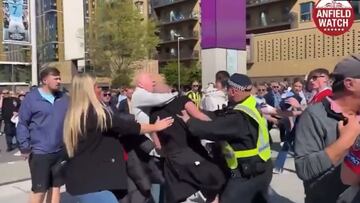 La escena es vergonzosa: fans del City y del Liverpool se pegan en los aledaños de Wembley