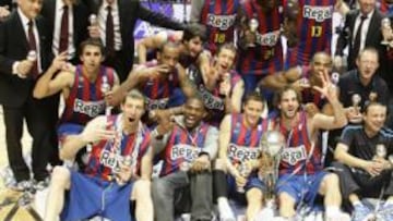 <b>LA COPA NÚMERO 22. </b>Los jugadores del Regal Barcelona celebraron a lo grande el triunfo en el parqué del Palacio de Deportes. Igualan al Madrid en el palmarés copero.