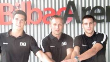 El bilbaíno Borja Mendia y el montenegrino Nikola Lucic posan con Predrag Savovic, en el medio, presidente del Bilbao Basket.