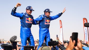 El piloto español Nani Roma y su compañero Álex Bravo, este sábado tras finalizar el Rally Dakar.