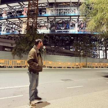 Lionel Messi en los alrededores del estadio del Fútbol Club Barcelona.