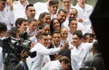 El presidente de México realizó el abanderamiento de los atletas mexicanos que participaran en los Juegos Olímpicos de Rio 2016. La atleta Daniela Campuzano fue la encargada de recibir el lábaro patrio 