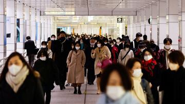 Passersby wearing protective face masks walk at a train station concourse, amid the coronavirus disease (COVID-19) pandemic, in Tokyo, Japan, February 9, 2022. REUTERS/Issei Kato