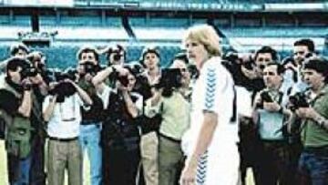 <b>EL 'GALÁCTICO' DE MENDOZA. </b>Cuando el difunto presidente blanco presentó a Schuster en el verano de 1988 se generó una gran expectación.