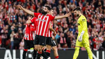 BILBAO, 16/01/2023.- El delantero del Athletic de Bilbao Asier Villalibre (i) celebra su segundo gol, y segundo del equipo, durante el encuentro correspondiente a los octavos de final de la Copa del Rey que Athletic Club y Deportivo Alavés disputan hoy martes en el estadio de San Mamés, en Bilbao. EFE/ Miguel Toña.
