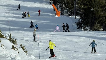 Esquiadores en estaciones Pirineu365 en el puente de la Purísima