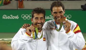 Rafa Nadal y Marc Lpez celebran su oro en dobles masculino.