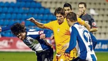 <b>IMPOTENTES. </b>Tote y Delibasic salieron derrotados de la lucha con los tres centrales del Alicante. En la imagen, los dos delanteros blanquiazules luchan con Ricardo Cavas.