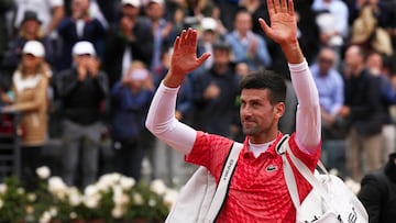 Tennis - Italian Open - Foro Italico, Rome, Italy - May 17, 2023 Serbia's Novak Djokovic acknowledges fans after losing his quarter final match against Denmark's Holger Rune REUTERS/Aleksandra Szmigiel