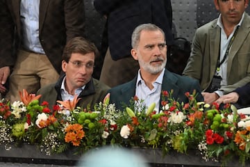 El alcalde de Madrid, José Luis Martínez-Almeida, y el Rey Felipe VI durante el partido de Rafa Nadal en el Mutua Madrid Open.