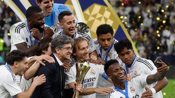 TOPSHOT - Real Madrid's Brazilian forward #7 Vinicius Junior poses for a "selfie" photo with his teammates and the tournament trophy during the podium ceremony after the 2024 FIFA Intercontinental Cup final football match between Spain's Real Madrid and Mexico's Pachuca at the Lusail Stadium in Doha on December 18, 2024. (Photo by KARIM JAAFAR / AFP)