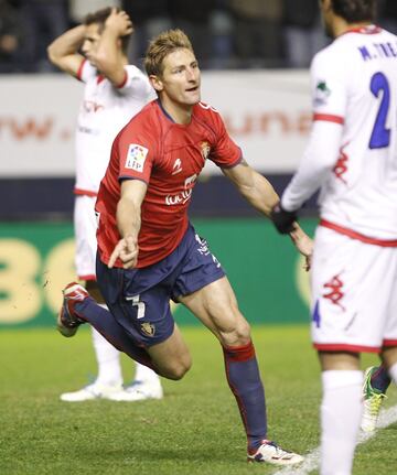 El canterano madridista militó en dos épocas distintas en el Real Madrid. La primera entre 2000 y 2003 y la segunda entre 2005 y 2006. En Osasuna jugó entre 2011 y 2013.