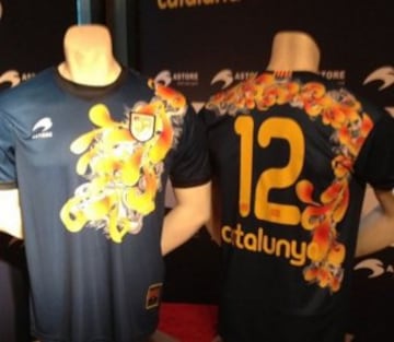 El prestigioso diseñador Custo Dalmau ideó esta camiseta para la selección catalana de fútbol -no reconocida por la FIFA