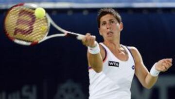 Carla Suarez devuelve un golpe de la francesa Alize Cornet en el Toprneo de Dubai.