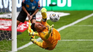 Diego Alves hace una parada en la tanda de penaltis de la final de la Supercopa de Brasil entre Flamengo y Palmeiras.