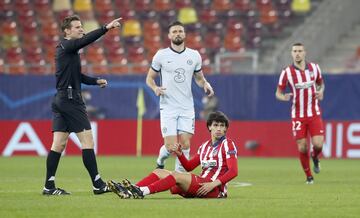 El árbitro Felix Brych y Joao Félix.