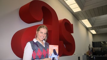 La escritora y periodista Marina Romero posa con su libro 'Como si al mundo le importara' en la redacción de AS.