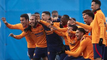 Los jugadores del Barça sacan las garras en uno de los juegos que Xavi organiza antes de los entrenamientos. Hoy tendrán en frente a los leones de San Mamés.