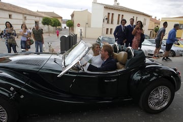 Álex Fernández y Sandra Jiménez, ya marido y mujer, abandonan la iglesia en un bonito coche. 