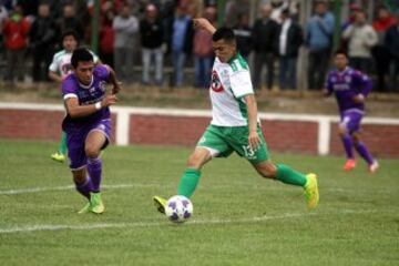 Juan Abarzúa recibió la roja directa en el áspero último duelo de Puerto Montt en la B. 