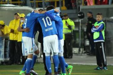 El técnico uruguayo vivió el clásico con mucha intensidad 