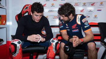 07/02/19 Marc Marquez con Santi Hernandez , su jefe de mec&aacute;nicos (firmar Repsol Honda)