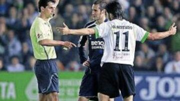 <b>DOS ROJAS. </b>Turienzo expulsó a Helguera y Mejía.