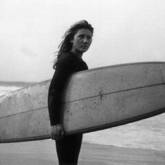 Las chicas llevan rompiendo las reglas sobre una tabla de surf más de 100 años
