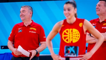 Miguel Méndez, seleccionador nacional, junto a su segundo, Nacho Martínez, durante un entrenamiento de la Selección.