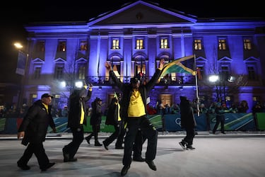 Los miembros de la delegación de Jamaica desfilan en la la ceremonia inaugural de los Juegos Olímpicos de Invierno.