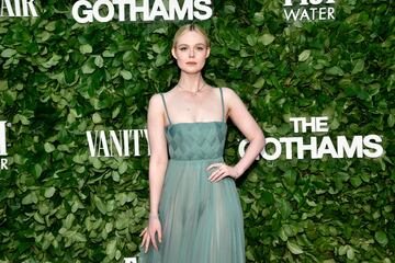 Elle Fanning posa en la alfombra roja de los de los Gotham Awards 2024 celebrados en el Cipriani Wall Street de Nueva York.